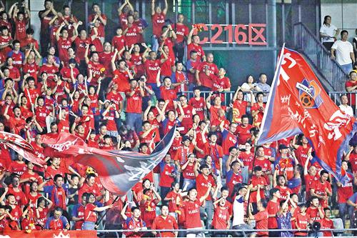 球迷, 折及以上优, 歌迷尚小姐